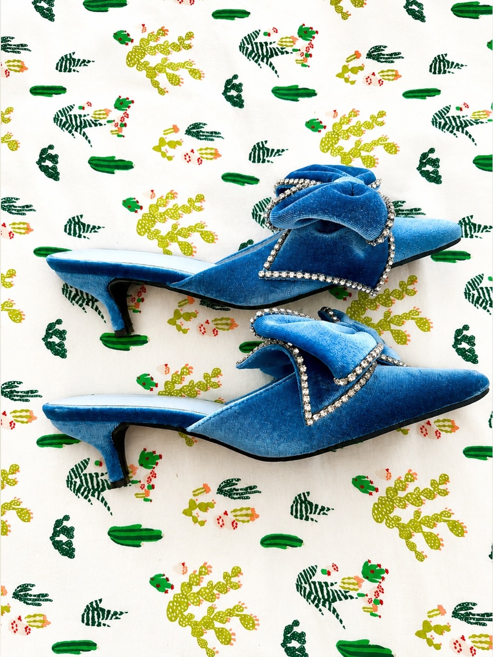 Blue Velvet Rhinestone Crystal Bow Pointed Toe Kitten Heels: Size 40/9 - Picture 4 of 5